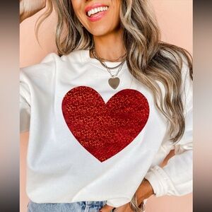 1123. Glitter heart crewneck sweatshirt white she red